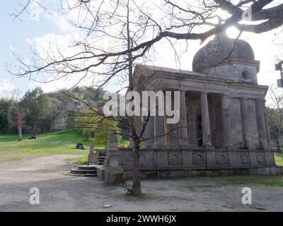 Kirche in Sacro Bosco („Heiliger Wald“) alias Parco dei Mostri (Park der Monster) in Bomarzo, Viterbo, Latium, Italien. März 2024 Stockfoto