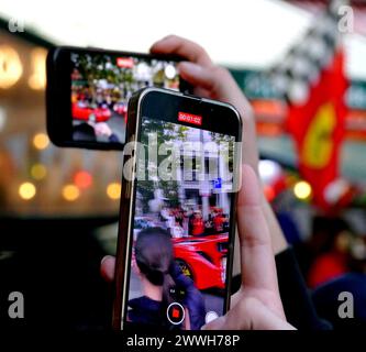 Melbourne, Victoria, Australien. März 2024. MELBOURNE, AUSTRALIEN – 24. MÄRZ: Fans feiern den Sieg des Ferrari-Fahrers Carlos Sainz beim Großen Preis von Australien mit Charles Leclerc von Ferrari in Melbourne, Australien (Foto: © Chris Putnam/ZUMA Press Wire) NUR REDAKTIONELLE VERWENDUNG! Nicht für kommerzielle ZWECKE! Quelle: ZUMA Press, Inc./Alamy Live News Stockfoto