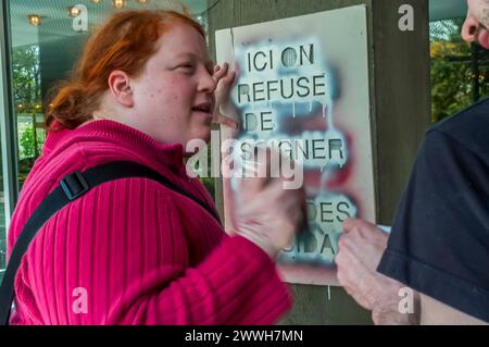 Neu-illy-sur-seine, FRANKREICH - Demonstration der Vereinigung für den Kampf gegen AIDS, NGO Organisation, Act up-Paris Against the Lab. Das Pharmaunternehmen Roche verurteilt die Einstellung der Entwicklung von T 1249, einem antiviralen Medikament gegen AIDS. Stockfoto