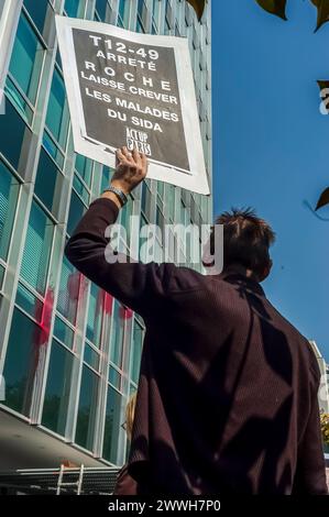 Neu-illy-sur-seine, FRANKREICH - Demonstration der Vereinigung für den Kampf gegen AIDS, Gesetz up-Paris gegen das Labor. Das Pharmaunternehmen Roche verurteilt die Einstellung der Entwicklung von T 1249, einem antiviralen Medikament gegen AIDS. Stockfoto