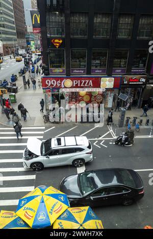 Die geschäftige Kreuzung am Times Square verfügt über ein Pizza Restaurant, 2024, NYC Stockfoto