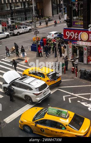 Die geschäftige Kreuzung am Times Square verfügt über ein Pizza Restaurant, 2024, NYC Stockfoto