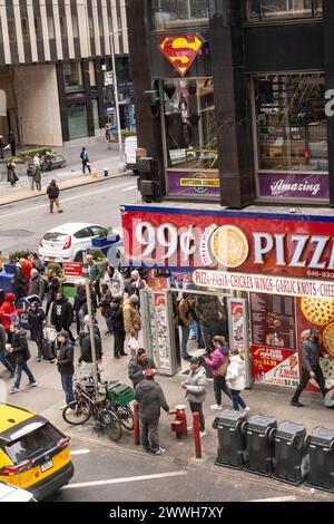 Die geschäftige Kreuzung am Times Square verfügt über ein Pizza Restaurant, 2024, NYC Stockfoto