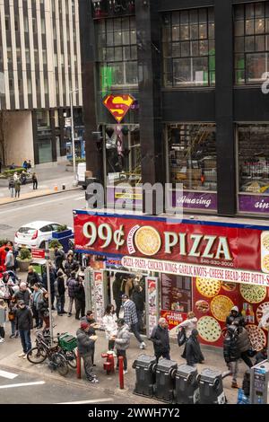 Die geschäftige Kreuzung am Times Square verfügt über ein Pizza Restaurant, 2024, NYC Stockfoto