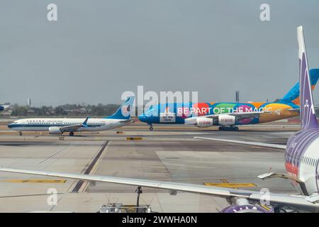 Emirates a380 Lackierung Seien Sie Teil der Magie, boeing 737-800 max, airbus a320 HK Express. Thailand, Bangkok Suvarnabhumi Flughafen. 17. januar 2024. Stockfoto