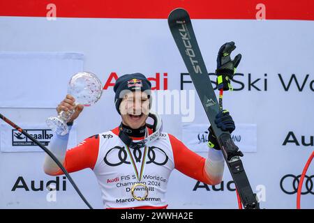 Saalbach Hinterglemm, Österreich. März 2024. SAALBACH-HINTERGLEMM, ÖSTERREICH - 24. MÄRZ: Owerall Dawnhill-Sieger Marco Odermatt aus der Schweiz feiert bei der Herren-Abfahrt beim Audi FIS Alpine Ski World Cup Finale am 23. März 2024 in Saalbach-Hinterglemm, Österreich 240324 SEPA 24 005 - 20240324 PD4416 Credit: APA-defacto Datenbank und Contentmanagement GmbH/Alamy Live News Stockfoto