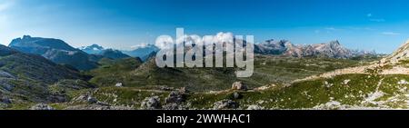 Viiew vom Ofenscharte Bergpass oberhalb der Seekofelhutte in den Dolomiten am Sommermorgen Stockfoto