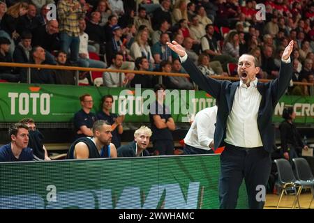 Almere, Niederlande. März 2024. ALMERE, NIEDERLANDE - 24. MÄRZ: Trainer Jean Marc Jaumin von Landstede Hammers beim TOTO Basketball Cup Endspiel zwischen Heroes den Bosch und Landstede Hammers im Topsportcentrum am 24. März 2024 in Almere, Niederlande. (Foto von Andre Weening/Orange Pictures) Credit: Orange Pics BV/Alamy Live News Stockfoto