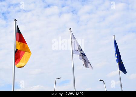Flaggen Deutschlands, der EU und der Stadt Wellen Stockfoto