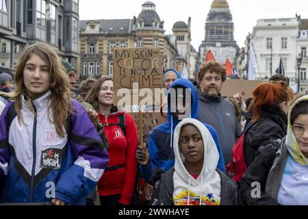 Brüssel, Belgien März 2024. Die Menschen nehmen am Sonntag, den 24. März 2024, in Brüssel an einer Demonstration "vereint gegen Rassismus" Teil. BELGA FOTO NICOLAS MAETERLINCK Credit: Belga News Agency/Alamy Live News Stockfoto