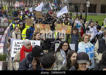 Brüssel, Belgien März 2024. Die Menschen nehmen am Sonntag, den 24. März 2024, in Brüssel an einer Demonstration "vereint gegen Rassismus" Teil. BELGA FOTO NICOLAS MAETERLINCK Credit: Belga News Agency/Alamy Live News Stockfoto