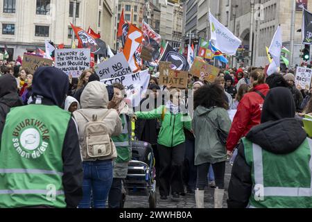 Brüssel, Belgien März 2024. Die Menschen nehmen am Sonntag, den 24. März 2024, in Brüssel an einer Demonstration "vereint gegen Rassismus" Teil. BELGA FOTO NICOLAS MAETERLINCK Credit: Belga News Agency/Alamy Live News Stockfoto