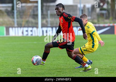 Veendam, Niederlande. März 2024. Madi Nsosemo (15) aus Belgien, dargestellt während eines Fußballspiels zwischen den U19-Nationalmannschaften Belgiens und Litauens am 2. Spieltag in der Gruppe 2 der UEFA-U19-Elite-Runde am Samstag, 23. März 2024, in Veendam, Niederlande. Quelle: Sportpix/Alamy Live News Stockfoto