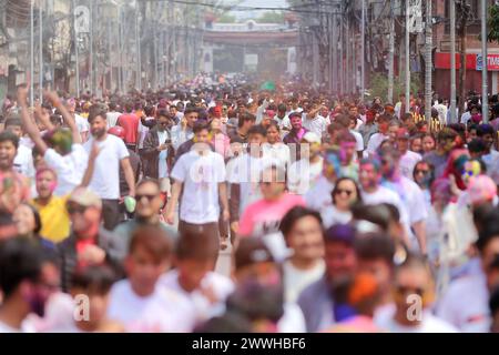 Nepal feiert das Holi, das Festival der Farben, das am 24. März 2024 in Kathmandu Durbar Square, einem UNESCO-Weltkulturerbe, stattfindet, um an der Holi-Feier teilzunehmen, dem Festival der Farben in Kathmandu. Tausende von Einheimischen und Touristen versammelten sich am Sonntag im alten Innenhof des Palastes, um das fest mit Eifer und Fröhlichkeit zu feiern. Das Festival, auch Frühlingsfest genannt, markiert die Ankunft des Frühlings und der Erntezeit. Zwei Tage lang in Hills und Terai gefeiert, kommen die Menschen aus ihrem Haus und verfärben sich gegenseitig und tauschen ihre Grüße nach einem hinduistischen myt aus Stockfoto