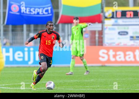 Veendam, Niederlande. März 2024. Madi Nsosemo (15) aus Belgien, dargestellt während eines Fußballspiels zwischen den U19-Nationalmannschaften Belgiens und Litauens am 2. Spieltag in der Gruppe 2 der UEFA-U19-Elite-Runde am Samstag, 23. März 2024, in Veendam, Niederlande. Quelle: Sportpix/Alamy Live News Stockfoto