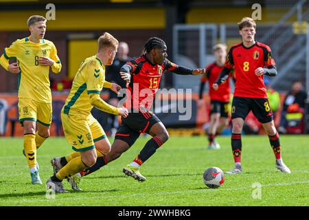 Veendam, Niederlande. März 2024. Madi Nsosemo (15) aus Belgien, dargestellt während eines Fußballspiels zwischen den U19-Nationalmannschaften Belgiens und Litauens am 2. Spieltag in der Gruppe 2 der UEFA-U19-Elite-Runde am Samstag, 23. März 2024, in Veendam, Niederlande. Quelle: Sportpix/Alamy Live News Stockfoto