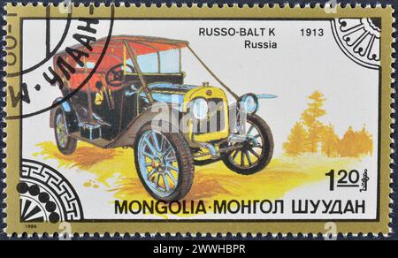 Gestempelte Briefmarke, gedruckt von der Mongolei, die 1913 Russo-Balt Modell K, Russland, Classic Automobile, um 1986 zeigt. Stockfoto