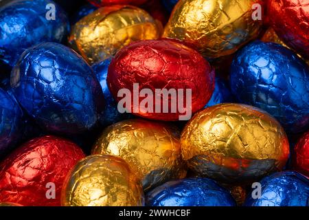 Schokoladen-ostereier in bunter Alufolie Nahaufnahme als Hintergrund Stockfoto