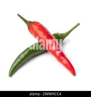 Ganz frische, rohe grüne und rote Paprika nahe oben isoliert auf weißem Hintergrund Stockfoto