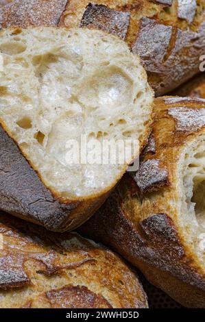 Gruppe von großen Laiben mit frisch gebackenem traditionellem Weizenbrot, abstrakter Essenshintergrund Stockfoto