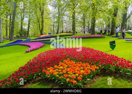 LISSE, NIEDERLANDE - 22. APRIL 2018: Viele Menschen genießen die blühenden Tulpen im Keukenhof, dem schönsten Frühlingsgarten der Welt. Stockfoto