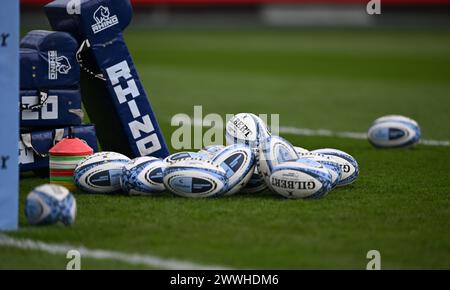 Bath, Somerset, Großbritannien. 24. März 2024, The Recreation Ground, Bath, Somerset, England; Gallagher Premiership Rugby, Bath versus Sale Sharks; Rugbybälle und Tackle Bags auf dem Spielfeld Credit: Action Plus Sports Images/Alamy Live News Stockfoto