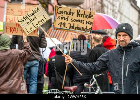 Demo gegen Genderverbot, Schild Sichtbarkeit rettet Leben, München, März 2024 Deutschland, München, 24. März 2024, Sichtbarkeit rettet Leben,Gender-Verbote sind sowas von 19. Jahrhundert, Schilder bei Demo gegen Söders Genderverbot, Motto: Wir lassen uns den Mund nicht verbieten, Demonstration von SlutWalk München, Gärtnerplatz ab 13 Uhr, ca. 150-200 TeilnehmerInnen, Regenbogenflagge, Gendern, Politik, Protest, Bayern, *** Demonstration gegen Geschlechterverbot, Schild Sichtbarkeit rettet Leben, München, März 2024 Deutschland, München, 24. März, 2024, Sichtbarkeit rettet Leben, Geschlechterverbote sind so 19. Jahrhundert, s Stockfoto