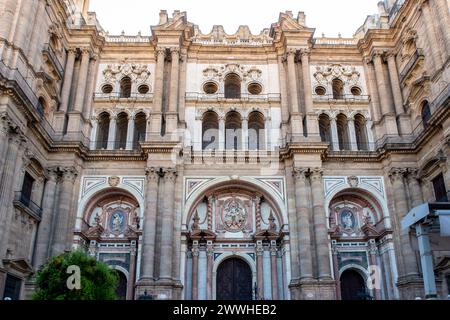 Die Kathedrale von Malaga, symmetrische Ansicht. Mittelalterliche römisch-katholische Kirche im Renaissance-Stil mit barocker Fassade mit Bögen, Spanien. Stockfoto