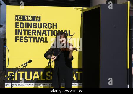 Edinburgh, Schottland. Sonntag, 224. März 2024. Nicola Benedetti spielt die Geige in der Big Yellow Brochure vor der Usher Hall in Edinburgh. Kredit: Brian Anderson Kredit: Brian Anderson/Alamy Live News Stockfoto