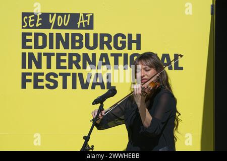 Edinburgh, Schottland. Sonntag, 224. März 2024. Nicola Benedetti spielt die Geige in der Big Yellow Brochure vor der Usher Hall in Edinburgh. Kredit: Brian Anderson Kredit: Brian Anderson/Alamy Live News Stockfoto