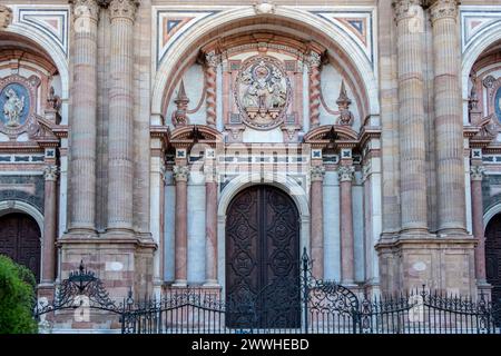 Die Kathedrale von Malaga mit Blick auf den majestätischen Haupteingang. Mittelalterliche römisch-katholische Kirche im Renaissance-Stil mit barocker Fassade, Spanien. Stockfoto