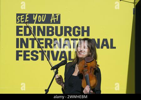 Edinburgh, Schottland. Sonntag, 224. März 2024. Nicola Benedetti spielt die Geige in der Big Yellow Brochure vor der Usher Hall in Edinburgh. Kredit: Brian Anderson Kredit: Brian Anderson/Alamy Live News Stockfoto