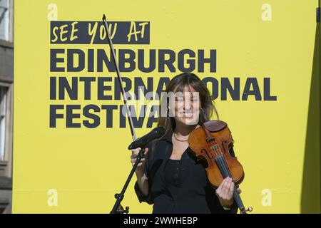 Edinburgh, Schottland. Sonntag, 224. März 2024. Nicola Benedetti spielt die Geige in der Big Yellow Brochure vor der Usher Hall in Edinburgh. Kredit: Brian Anderson Kredit: Brian Anderson/Alamy Live News Stockfoto