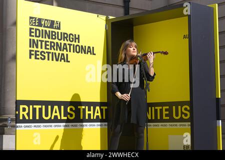 Edinburgh, Schottland. Sonntag, 224. März 2024. Nicola Benedetti spielt die Geige in der Big Yellow Brochure vor der Usher Hall in Edinburgh. Kredit: Brian Anderson Kredit: Brian Anderson/Alamy Live News Stockfoto