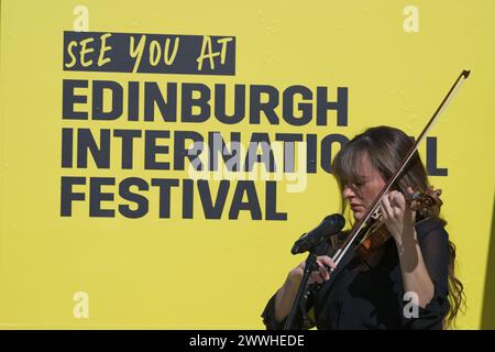 Edinburgh, Schottland. Sonntag, 224. März 2024. Nicola Benedetti spielt die Geige in der Big Yellow Brochure vor der Usher Hall in Edinburgh. Kredit: Brian Anderson Kredit: Brian Anderson/Alamy Live News Stockfoto