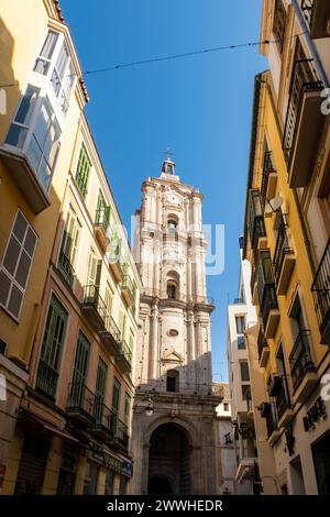 MALAGA, Spanien, 01.09.19. Calle San Juan Street in Malaga, mit Geschäften, Restaurants, Bars, Cafés an den Seiten und majestätischem Barockturm. Stockfoto