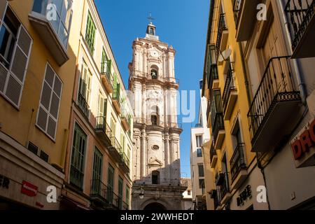 MALAGA, Spanien, 01.09.19. Calle San Juan Street in Malaga, mit Geschäften, Restaurants, Bars, Cafés an den Seiten und majestätischem barocken Kirchturm. Stockfoto