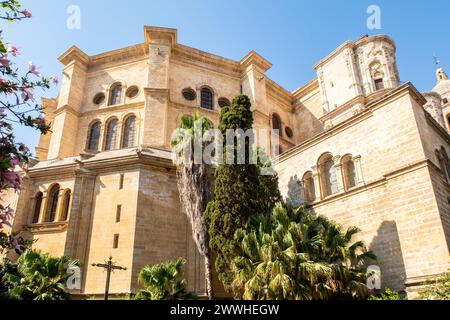 Die Kathedrale von Malaga von der Calle Cister Street aus. Mittelalterliche römisch-katholische Kirche im Renaissance-Stil mit barocker Fassade, Spanien Stockfoto
