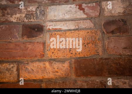 Rote Ziegelwand, gebrandete Ziegelsteine, geformt Stockfoto