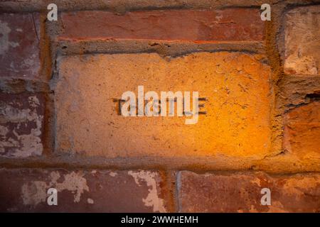 Rote Ziegelwand, gebrandete Ziegelsteine, geformt Stockfoto