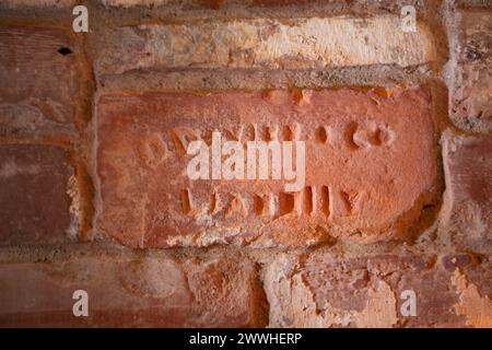 Rote Ziegelwand, gebrandete Ziegelsteine, geformt Stockfoto