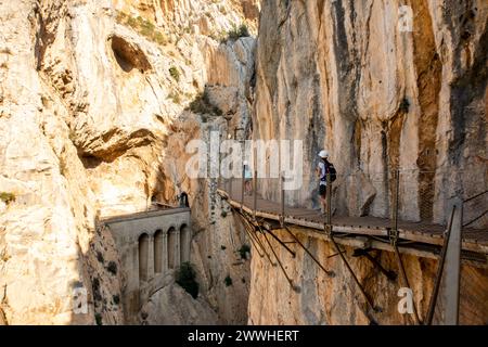 El Chorro, Spanien, 01.09.19. El Caminito del Rey Gehweg entlang der steilen Wände einer engen Schlucht, schmalen Holzplattformen, die an senkrechten Felsen befestigt sind. Stockfoto