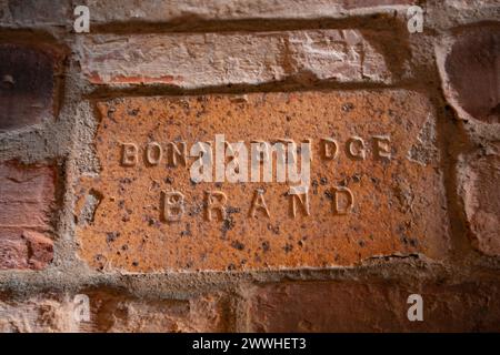 Rote Ziegelwand, gebrandete Ziegelsteine, geformt Stockfoto