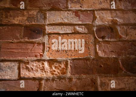 Rote Ziegelwand, gebrandete Ziegelsteine, geformt Stockfoto