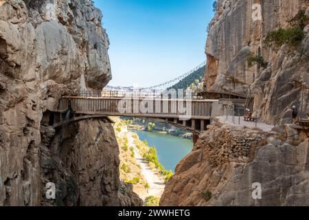 El Caminito del Rey Gehweg entlang der steilen Wände einer engen Schlucht in El Chorro mit spektakulärer alter Steinbrücke, die sich verbindet, Spanien Stockfoto