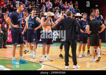 Almere, Niederlande. März 2024. ALMERE, NIEDERLANDE - 24. MÄRZ: Landstede Hammers enttäuschte sich, nachdem er während des TOTO Basketball Cup Finalspiels zwischen Heroes den Bosch und Landstede Hammers am 24. März 2024 im Topsportcentrum in Almere, Niederlande, verloren hatte. (Foto von Andre Weening/Orange Pictures) Credit: Orange Pics BV/Alamy Live News Stockfoto