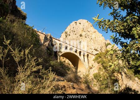 Spektakuläre Steineisenbahnbrücke im Dorf El Chorro, am Ende der steilen engen Schlucht El Caminito Del Rey in den Bergen, Andalusien, Spanien Stockfoto