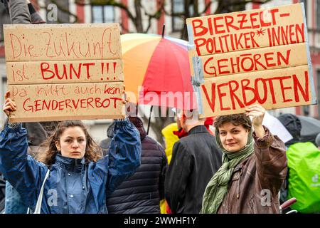 Demo gegen Genderverbot, die Zukunft ist bunt, München, März 2024 Deutschland, München, 24. März 2024, die Zukunft ist bunt, Schild bei Demo gegen Söders Genderverbot, Motto: Wir lassen uns den Mund nicht verbieten, Demonstration von SlutWalk München, Gärtnerplatz ab 13 Uhr, ca. 150-200 TeilnehmerInnen, Gendern, Politik, Protest, Bayern, *** Demonstration gegen Geschlechterverbot, die Zukunft ist bunt, München, März 2024 Deutschland, München, 24. März 2024, die Zukunft ist bunt, Zeichen bei Demonstration gegen Söders Geschlechterverbot, Motto Wir lassen unsere Münder nicht zu, Demonstration von SlutWalk München, Gä Stockfoto