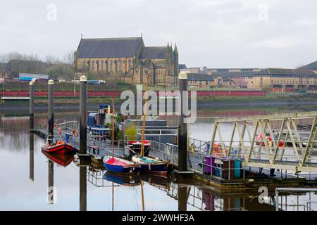 Bootssteg und Boote auf dem Fluss Clyde in Govan Stockfoto