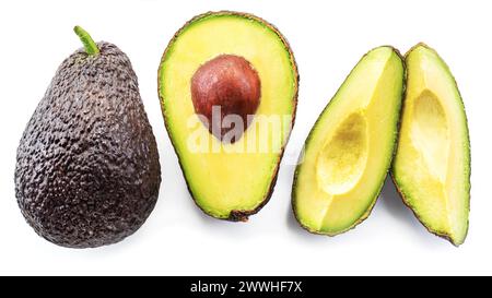 Set von Avocadoscheiben und Avocadofrüchten isoliert auf weißem Hintergrund. Stockfoto